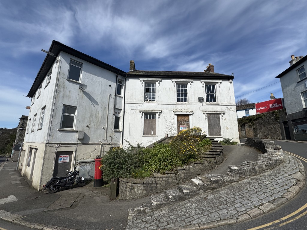 Lot: 9 - TOWN CENTRE BUILDING ARRANGED AS THIRTEEN FLATS IN NEED OF SIGNIFICANT IMPROVEMENT - Front elevation towards 3 Bodmin Road